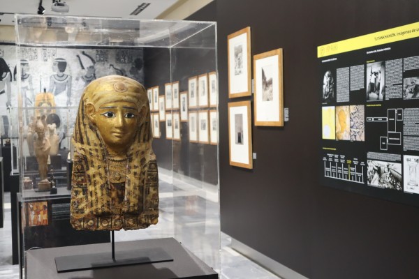 San Pedro del Pinatar se asoma a la tumba de Tutankhamon: exponen fotografías y cien piezas originales 