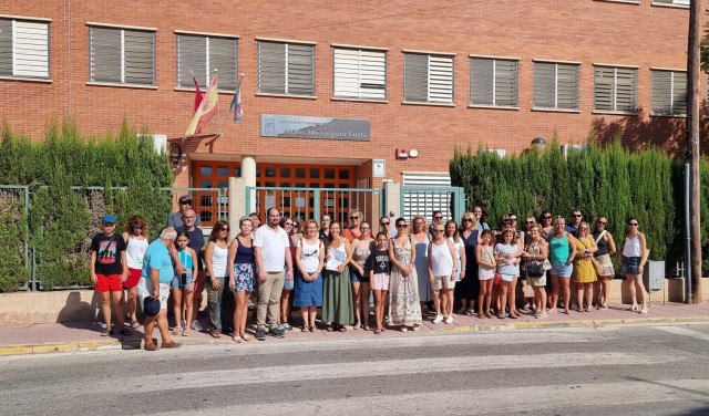 La comunidad educativa de Los Alcázares exige la eliminación de los barracones 