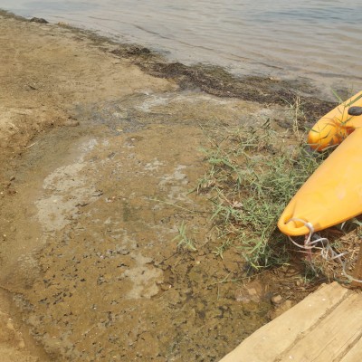 El fango y los desperfectos siguen presentes este verano en la playa del Arenal de Los Nietos
