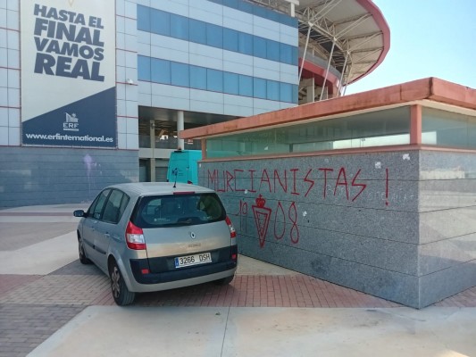Adiós a las pintadas que afeaban el estadio Enrique Roca de Murcia