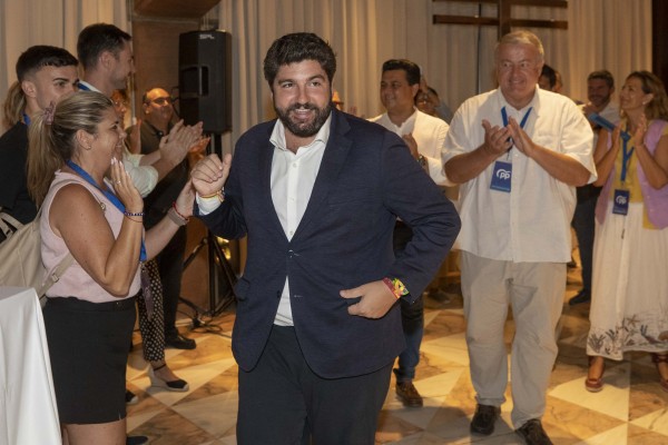 El PP desbanca a Vox y reconquista la Región