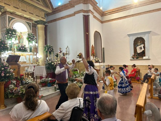 La ofrenda floral a Los Santos Patronos viste las calles de Calasparra de tradiciones