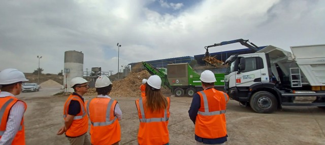 Avance en el tratamiento de basuras en Murcia con una trituradora móvil y un camión volquete 