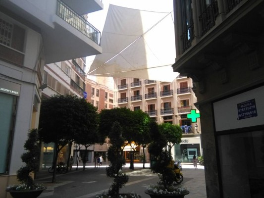 Los toldos que protegen del calor a las calles de Murcia se instalarán el lunes, un mes más tarde de lo habitual