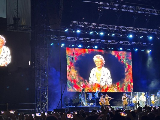 La leyenda interminable de Rod Stewart sube la temperatura de Murcia