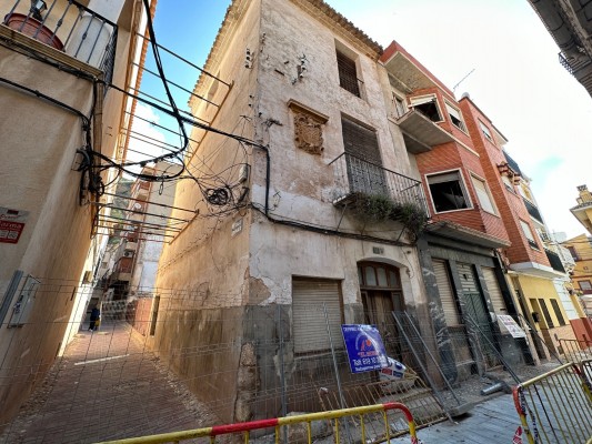 Blanca derriba dos casas en el casco histórico para garantizar la seguridad de la zona