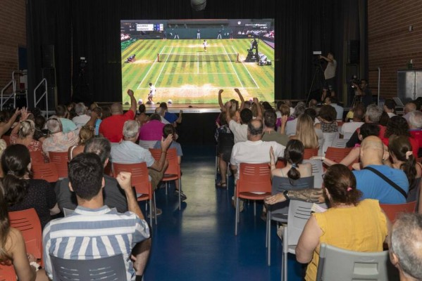 Más de 500 vecinos disfrutan viendo juntos en El Palmar a Alcaraz ganar a Djokovic 