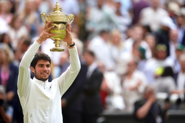 Carlos I de Inglaterra... y del mundo: Alcaraz es campeón de Wimbledon remontándole a Djokovic