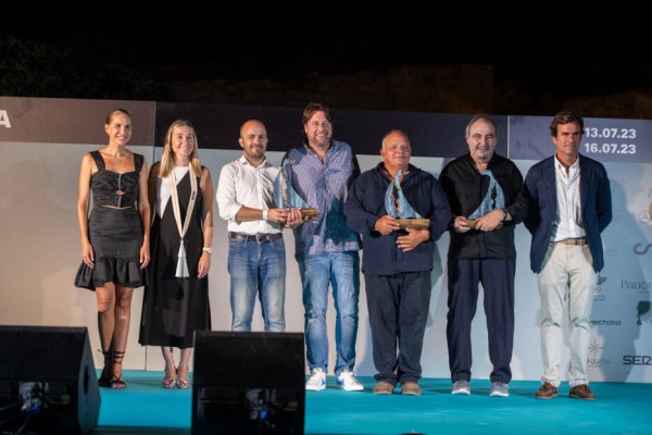 Alicante Plaza recibe el  galardón a 'Prensa Local' en los Premios TabarcaVela de Comunicación 2023