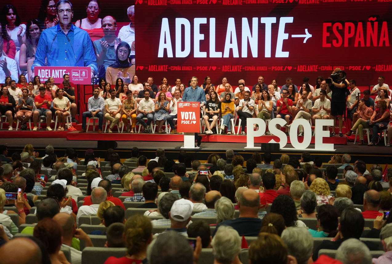 Sánchez apela a su manual de resistencia en un mitin del PSOE de poca fe en la victoria 