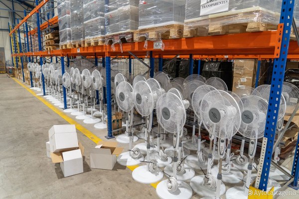 Cartagena habilita sus colegios para el 23J con un centenar de ventiladores y 10.000 botellines de agua