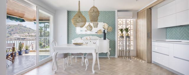 La metamorfosis de un piso de Águilas de los años 60: coqueto, luminoso y con muebles antiguos renovados