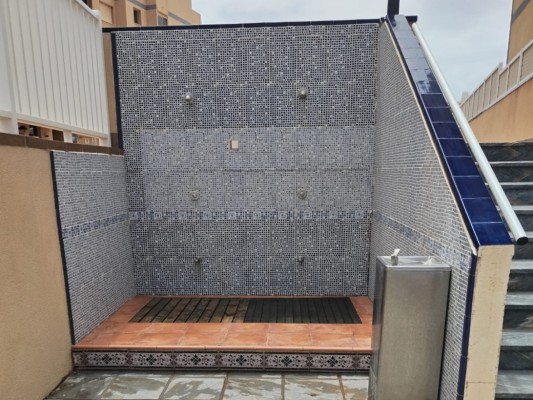 El invento 'made in' La Manga que ahorra agua al limpiarnos la arena de la playa