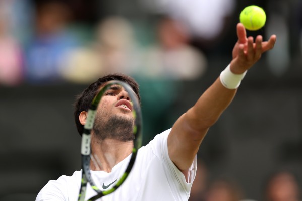 Alcaraz gana el duelo de jóvenes talentos con Rune e irá a por la final de Wimbledon ante Medvedev