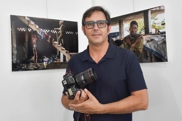 La mirada del fotógrafo Marcial Guillén sobre la inmigración y la burbuja inmobiliaria viaja a Gijón