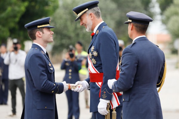El Rey Felipe VI preside la entrega de despachos a 125 nuevos tenientes en la AGA de San Javier