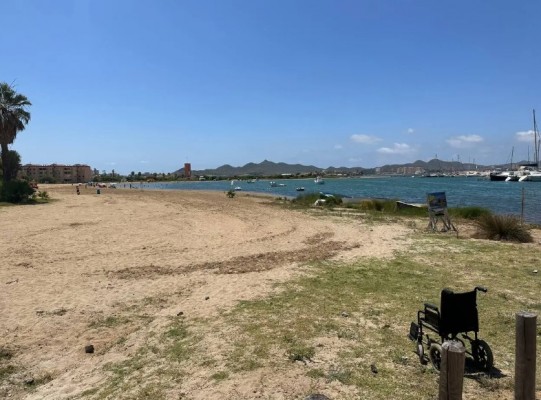 Reclaman un bus directo al Camping Caravaning en La Manga y denuncian la falta de iluminación