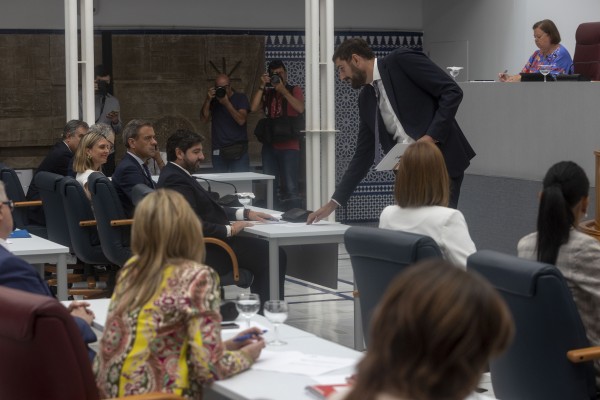 Vox manda a Miras al rincón de pensar: le ofrece un pacto con 12 medidas, una Vicepresidencia y dos Consejerías