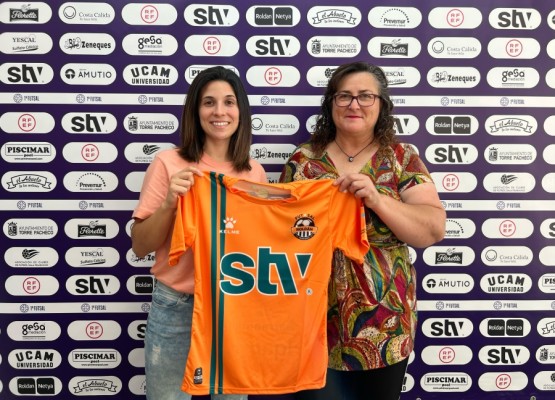 La portera Cristina García y la ala Mari Ángeles Vicente siguen en el STV Roldán 