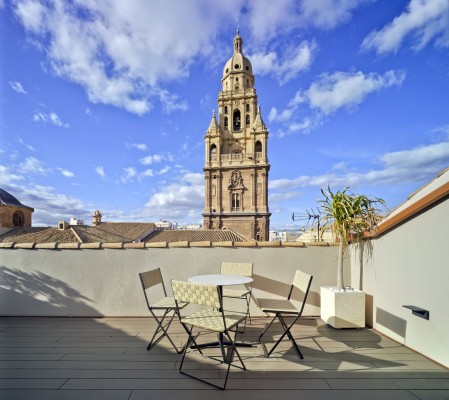 El ático dúplex en Murcia que tiene como vecina a la Catedral: un diseño actual y unas vistas con historia