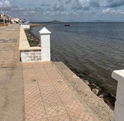 Denuncian la dejadez del paseo marítimo de Los Nietos: 