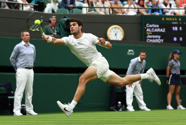 Alcaraz no se apiada de Chardy en la despedida del francés y pasa con nota en su debut en Wimbledon