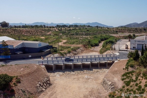 Abren al tráfico la carretera que une Molinos Marfagones y Los Dolores tras finalizar el puente sobre la rambla 