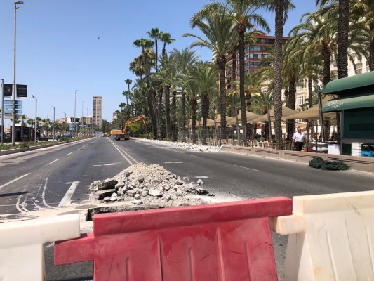 El cierre del frente litoral de Alicante crea atascos en horas punta y quejas de turistas en los hoteles