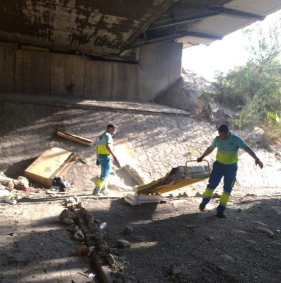 Limpian el túnel de la autovía A-30, en la avenida del Palmar de Murcia, incluido en el Plan Recupera