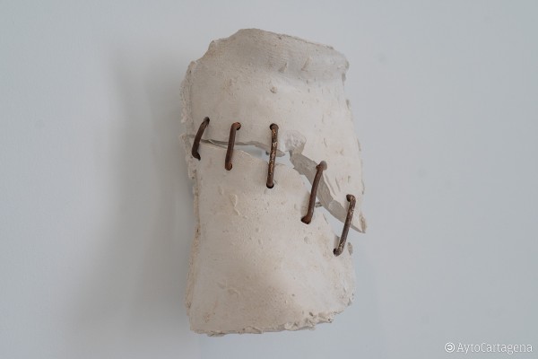 Hierro y escayola para materializar los traumas y su cura: Verónica Ripoll expone en Cartagena 'Fragmentados'