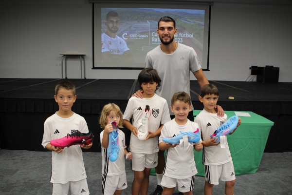 Rafa Mir, campeón de la UEFA Europa Liga con el Sevilla, enseña en Murcia los secretos para triunfar