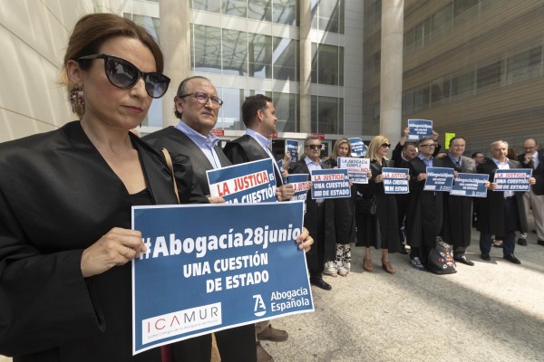La huelga de la Justicia sigue en punto muerto: crece la tensión entre abogados y funcionarios en Murcia 