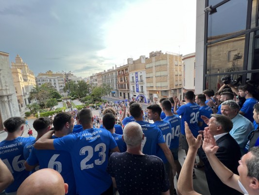 La afición del CD Burriana se vuelca por el equipo en la celebración de su ascenso a Tercera División