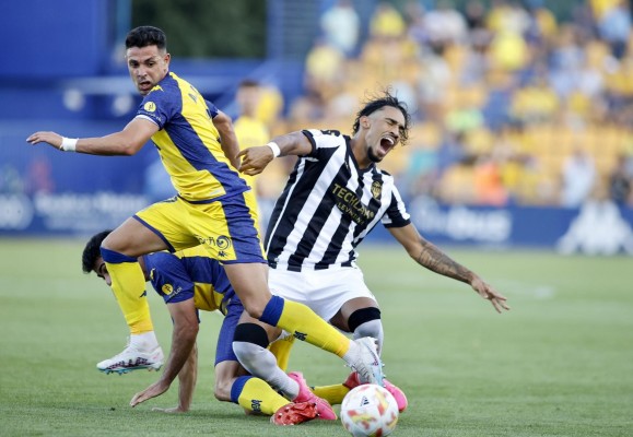 El Castellón desaprovecha una gran primera parte y se despide del ascenso