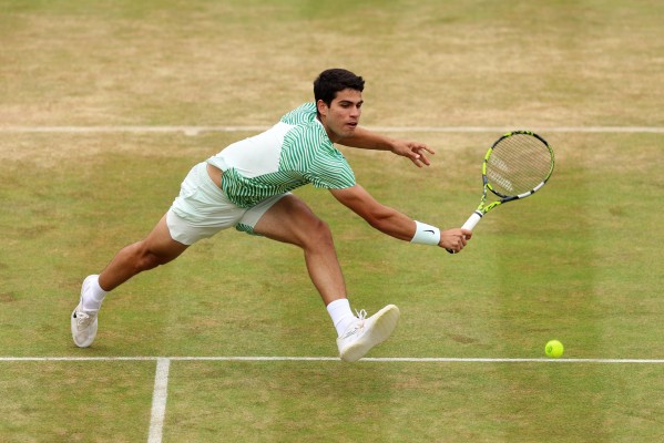 Alcaraz vence a Korda y buscará ante De Miñaur el título de Queen's y recuperar el número 1 mundial