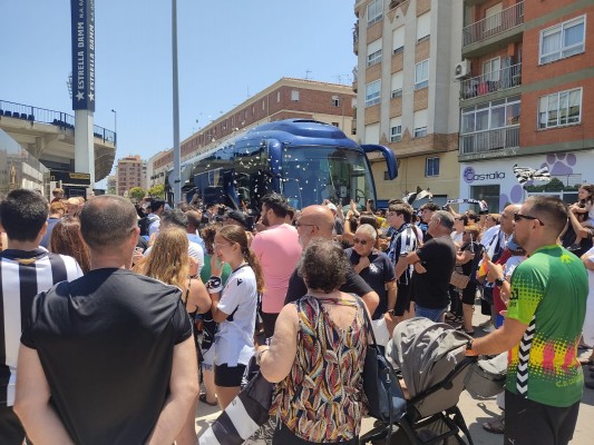 La afición del Castellón despide al equipo antes de la batalla final por el regreso a Segunda