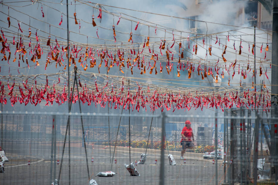 Pirotecnia Zarzoso hace vibrar Luceros en otra intensa 'mascletà'