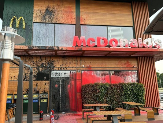 Activistas arrojan pintura roja y negra a un McDonald's de Murcia  para 