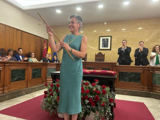 Teresa García revalida el bastón de mando socialista en Calasparra