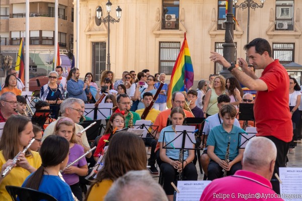 El EnorgulleCT arranca en Cartagena con música, banderas y bailes para abrazar la diversidad familiar