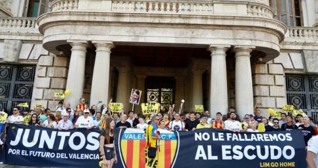 El valencianismo muestra su repulsa ante políticos y banca