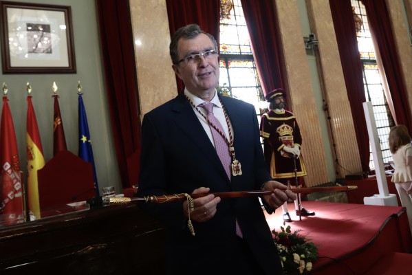 Un aclamado Ballesta recupera el bastón de mando de Murcia y promete gobernar sin rencores