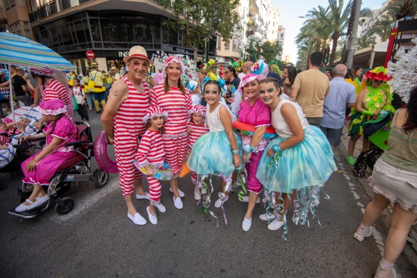 La creatividad y el buen ambiente acuden a la cita con el 'Desfile del Ninot'