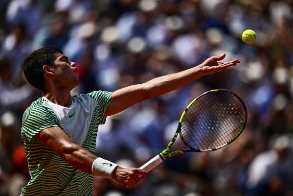 Ganas de llorar: Alcaraz cae lesionado en París cuando tenía el partido más que vivo ante Djokovic