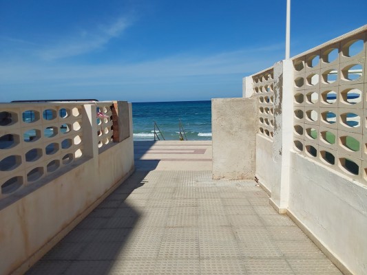 Urbanizaciones cerradas y playas acotadas: un nuevo obstáculo para la accesibilidad planea sobre La Manga

