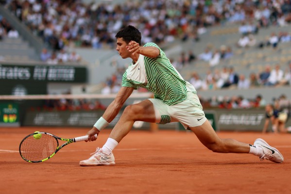 Alcaraz vuelve a abusar de Tsitsipas aunque con susto final y buscará la final en París ante Djokovic