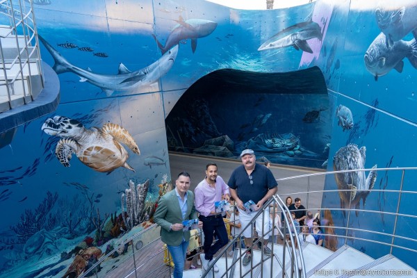 Kraser presenta el catálogo de su gran mural marino en la calle Gisbert de Cartagena
