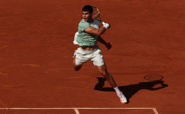 Alcaraz también pasa por encima de Shapovalov y le espera Musetti para llegar a cuartos en París