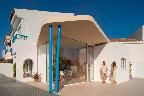 De vivienda estándar de los 80 a una casa-oásis con pérgolas 'habitables': así fue esta reforma en Mazarrón