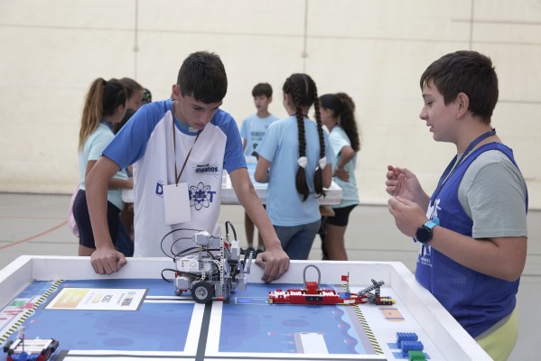 Más de 180 estudiantes de la Comunitat compiten en la UJI por la programación del mejor robot